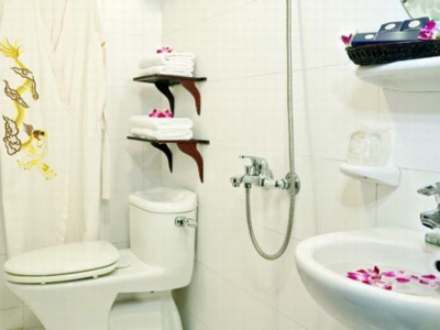 du-thuyen-huong-hai-junk-bathroom